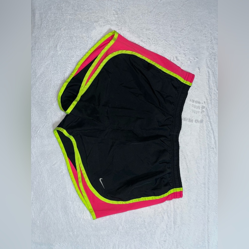 In great condition! No fading (except for the tag) or ripping. Pink and neon!